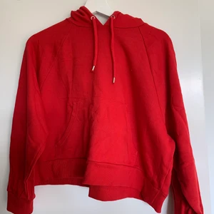 Röd croppad hoodie - Hoodie från monki. Superfin och perfekt croppad längd enligt mig. Säljes då det inte är min stil längre. Storlek S