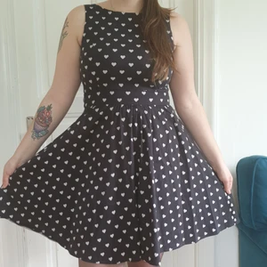 Svart Lady Vintage Klänning med Hjärtan storlek 12 - Svart Lady Vintage Klänning med Hjärtan storlek 12