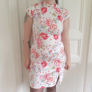 Vitblommig Klänning med Kinakrage Storlek 40 - Vitblommig Klänning med Kinakrage Storlek 40