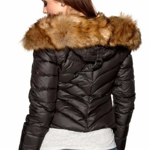 Chelsea jacka  - Köpte förra året inte så använd. Vid intresse kan jag flera bilder skickas. Ingen riktig päls. Köparen står för frakten ❤️ priset kan diskuteras!