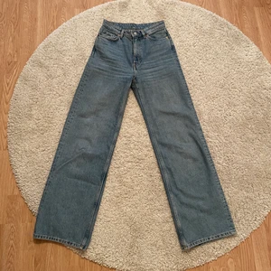 Mid blue Yoko jeans monki - Blå vida/raka jeans från Monki i storlek 25 i färgen mid blue (modell Yoko). Jag är 165 cm lång, finns ingen längd på byxorna men de passar er som brukar ha 30-32 i längd på jeans. Säljer dem eftersom de har blivit för små:// Superfina och i gott skick🥰 PS. Kolla in min profil för fler liknande jeans💜