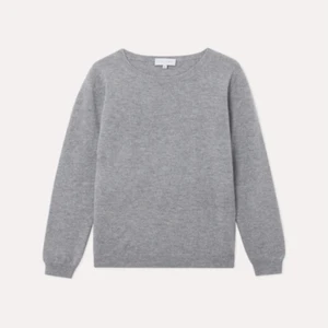 Kashmirtröja  - 100% Kashmir tröja i ljus grå i stl xs. Perfekt i höst! Från zara i stl 34/xs. Säljer för att jag har gått upp en storlek. Super fint skick! 