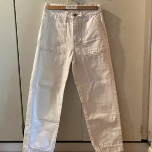 Vita jeans - Vita högmidjade jeans med vida ben och beiga detaljer. Från Gina Tricot i storlek 36. Kan mötas i Stockholm eller skicka. Frakt 66kr spårbart 🖤
