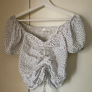 Prickig topp - Prickig topp köpt på hm använd en gång. Strech bak så är skön och passar flera storlekar🤗 frakt tillkommer, 48kr frimärken eller 66kr för spårbar 💘