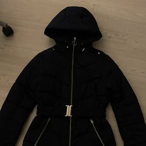 Vinterjacka - Marinblå vinterjacka, aldrig använd. Super fin och man kan välja mellan att både ha skärp och inte ha skärp. Går precis nedanför rumpan. Nypris: 700 kr Mitt pris: 200 kr. I storlek 38/ S-M