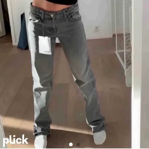 Zara jeans grå - Säljer då de var förstora på mig jättefina och bra skick. Kan gärna tänka mig att byta till storlek 36 buda i komentarerna buda bara om du är seriös