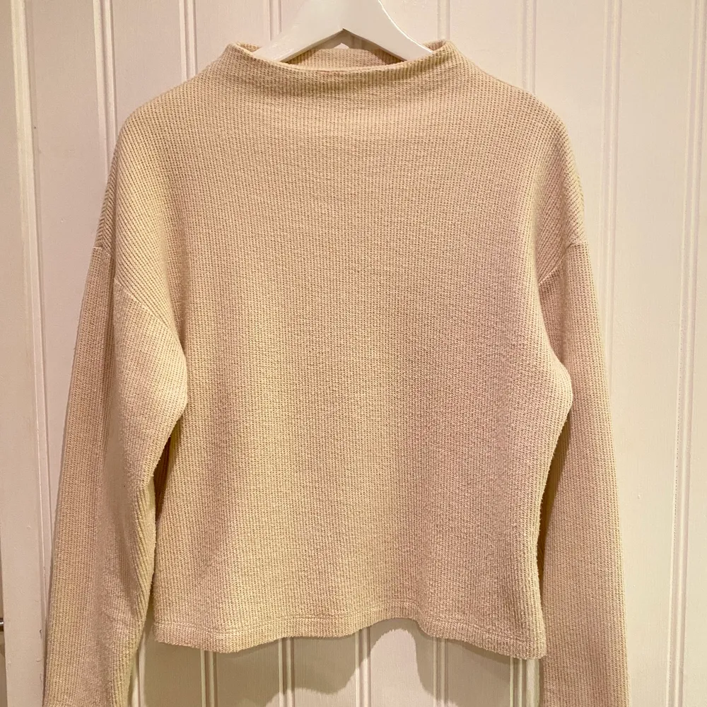 Vit/beige turtleneck tröja från GinaTricot! Vit fräsch 60-tals inspirerad långärmad tröja med en gnutta högre krage. Superfin till kommande höst!! Tröjan är köpt på GinaTricot för kanske 2 år sedan, men den är inte mycket använd endast ett fåtal gånger. Köparen står för frakt🤍 frakten kan variera, skriv till mig så löser vi det.. Tröjor & Koftor.