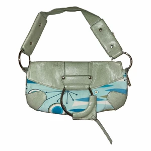 Handväska - Liten handväska som går att bära runt axeln i sjukt snygga färger och 2000 tals stil💓🙌