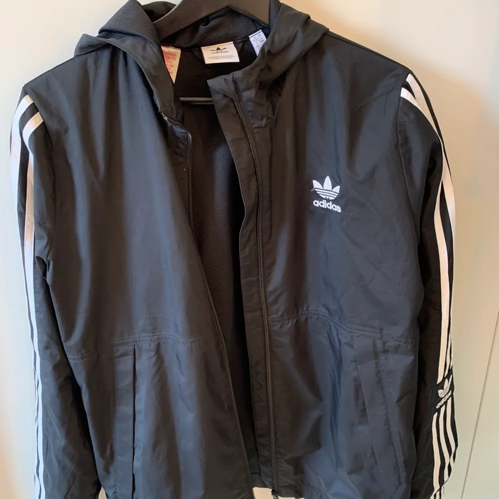 Windbreaker jacka ifrån adidas. Storlek S i men är rätt stor så s/m aldrig använd då den är för stor . Jackor.