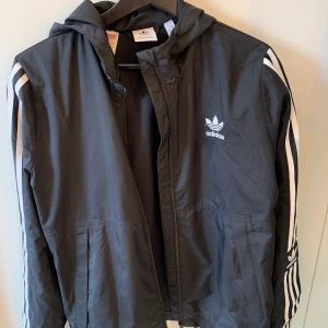 Adidas vindjacka - Windbreaker jacka ifrån adidas. Storlek S i men är rätt stor så s/m aldrig använd då den är för stor 