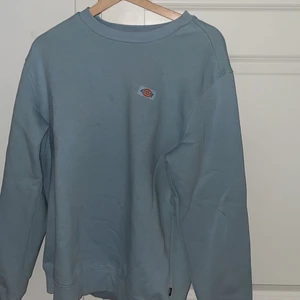 dickies - säljer min dickies tröja. har använt en gång. det har fått ngn småfläck på framsidan därför det låga priset. nypris ca 699