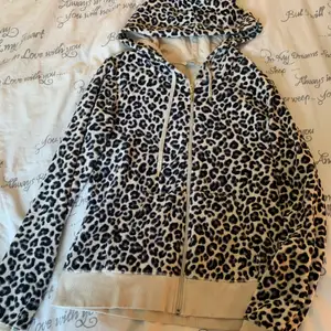 Leopard tröja med dragkedja köpt ifrån Cubus 