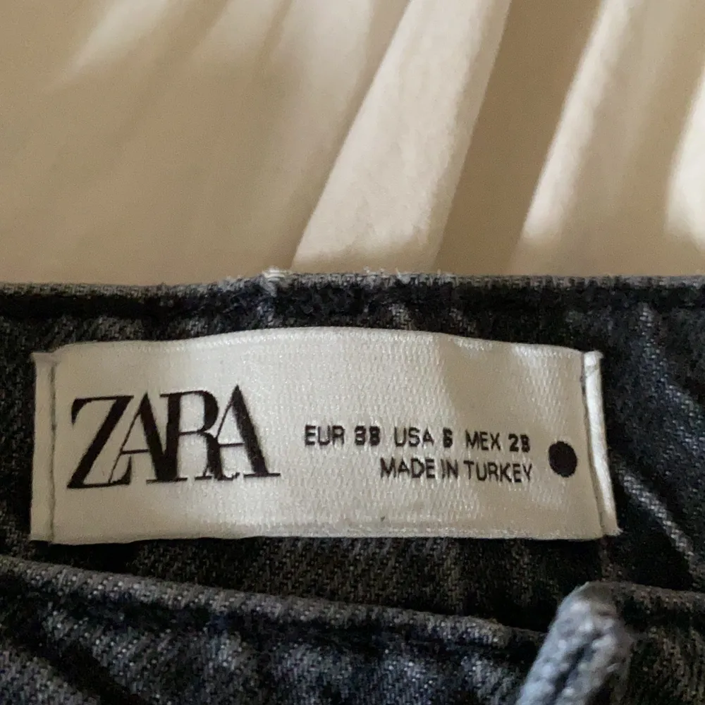 Gråa snygga jeans från Zara i storlek 38. Jeansen är i bra skick och finns inga synliga defekter, perfekt färg för hösten. Byxorna är mid Rise.. Jeans & Byxor.