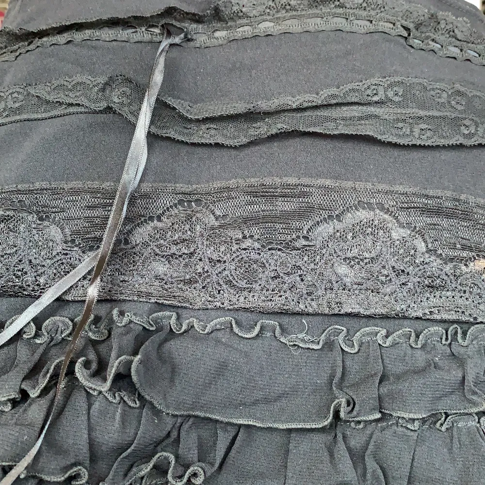 Black layered mini skirt. Bought from humana. Lots of different layers, ruffles and ribbon. Kjolar.