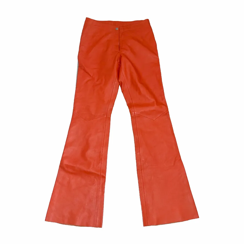 Orangea skinnbyxor från hollies i äkta läder, storlek 38 men passar en 34/liten 36 (xs/s). Sjukt unika byxor som verkligen fångar ögat😍. Jeans & Byxor.