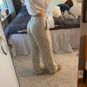 Linnebyxor - Linnebyxor från nakd använda 1 gång. Ganska så loose i modellen o sitter med raise. Långa i benen. Nypris 599kr, frakt tillkommer💖