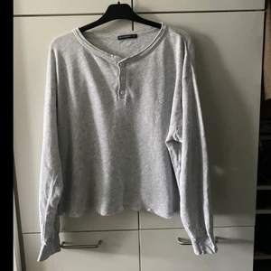 Långärmad från Brandy Melville - Gråmelerad tunn sweatshirt. Passar xs-m beroende på hur man vill att den ska sitta. Väl använt skick, nopprig. Följ tryggt paketet hela vägen i postnordappen då jag skickar med Skicka Lätt! Kolla in mina andra annonser jag samfraktar gärna 😊