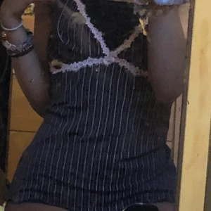 brunt och rosa linne mef spetsdetaljer - Brunt och rosa linne, säljer pga för stort, det är inte smutsig jag har bara en smutsig spegel