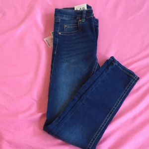 Jeans oanvända  - Sälj pågrund av att de e för små. Aldrig använda. Nu köpt gris 249kr säljs nu för 100kr