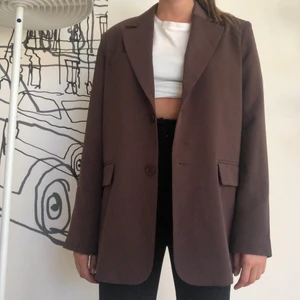 Brun kavaj Hoss X NA-KD  - En brun kavaj i storlek 32 från hoss x NA-KD. Säljer pga får ingen användning för den. Jag på bilden (de första två) är 1.55 cm. 💜 Köparen står för frakten som är spårbar!