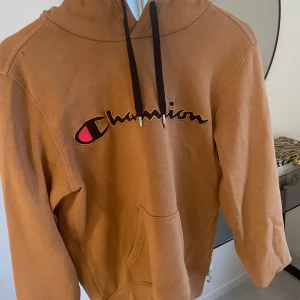 Brun champion hoodie - Brun champion hoodie perfekt nu till hösten! Storlek xs (killstorlek) pris: 200kr💓💓