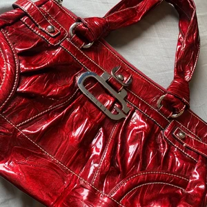 Guess väska  - Jätte snygg guessväska i lack med silvermedaljer 