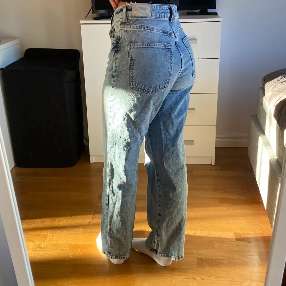 Ljusa jeans från Zara. Mycket bra skick men kommer inte till användning längre. Jag är 163 och har vanligt vis storlek 36. . Jeans & Byxor.