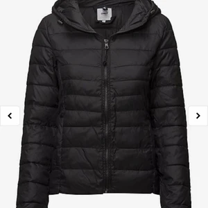 Svart Only Jacka - Säljer min fina svarta only jacka därför att den inte kommer till någon användning ☺️❤️