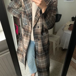 Rutig kappa - Superfin kappa från nelly, köpt här på Plick av en annan tjej. Använd en gång av mig. Den går ner till nedanför knäna på mig och jag är 167 cm lång. Jättesnygg nu till hösten! 🤩 frakt tillkommer 💕