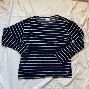 Marinblå frottétröja - Marinblå och vitrandig långärmad tröja i frottématerial. Strolek L- inköpt på Grandpa.