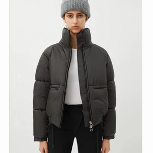 Puffer jacket  - jacka från weekday, super varm och fluffig, perfekt nu till vintern 💗 använd en sesong och säljer för att jag har en annan och behöver inte två liknande 💗har ett litet hål högst upp på ryggen men det syns knappt, skriv privat för fler bilder eller andra funderingar 💗nypris: 800kr kan gå ner i pris vid snabb affär 💗