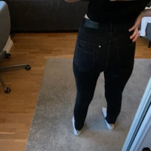 Håliga svarta skinnyjeans - Snygga håliga svarta jeans. 