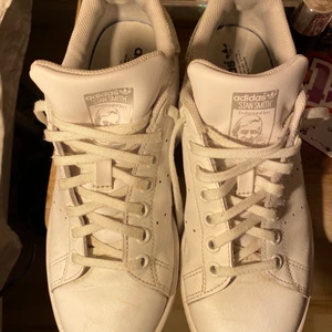 Adidas stan smith  - Snajsiga adidas stan smith skor😎 Väldigt fint skick och i storlek 38,5💖 
