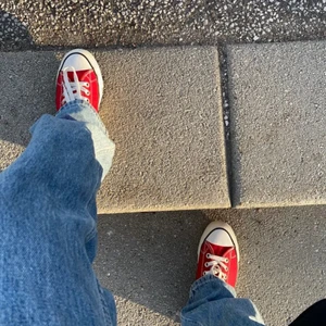 Röda converse  - Röda converse! Storlek 38!❤️  Säljer då det är för små. I fint skick ock använda 3 gånger! Skriv privat för fler bilder! Frakten är 66kr (köparen står för frakten) Vid flera intresserade blir det budgivning!🥰