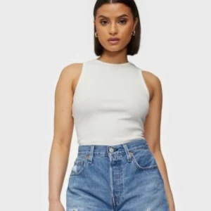 Levis shorts med detalj på framsida i strlk 29😍😍😍 - Shorts från Levis med körsbärsdetalj där framme😍 i nyskick, säljs pga för lite användning❤️ ser ut som dom på bilden fast med ett körsbär på