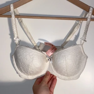 Fina bh-ar från Hunkemöller - En vit och en grå - båda i storleken 75 C || Endast testade || 150:-/st - båda för 200:-🤍
