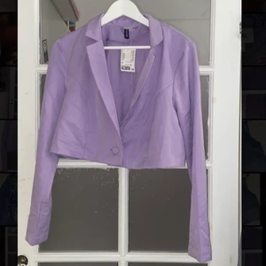 Croppad lila blazer från H&M  - Fin blazer🐷 har inte kommit till användning därav annonsen🦆oanvänd, lappen är kvar🐻 