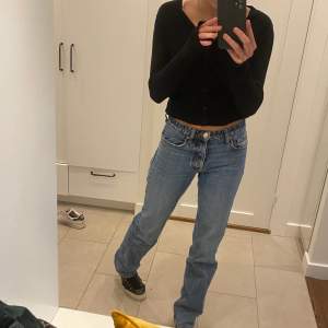 Så snygga jeans från zara i den eftertraktade modellen ” mid Waist, full length ” har både i denna tvätt och en något ljusare tvätt så bra i Midijan och dessutom långa dom är långa på mig som har långa ben och är 172 cm lång! ⭐️💕  KÖP DITEKT FÖR 400