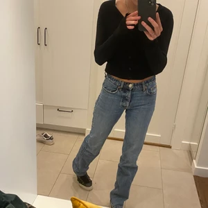 Zara jeans - Så snygga jeans från zara i den eftertraktade modellen ” mid Waist, full length ” har både i denna tvätt och en något ljusare tvätt så bra i Midijan och dessutom långa dom är långa på mig som har långa ben och är 172 cm lång! ⭐️💕  KÖP DITEKT FÖR 400
