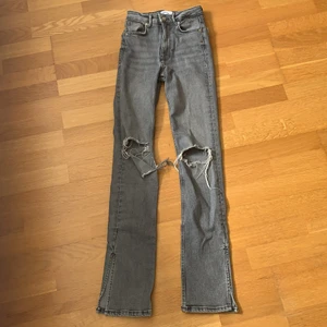 Gråa Jeans med Slit från zara - Säljer dessa skit snygga Jeansen ifrån zara. Dom kommer tyvär inte till användning då dom är för långa för mig.