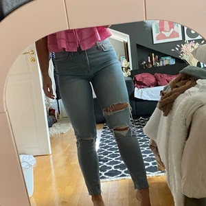 Slitna jeans  - Jeans från Gina Tricot i storlek 40. De är små i storleken så skulle egentligen säga att de är 36/38. 