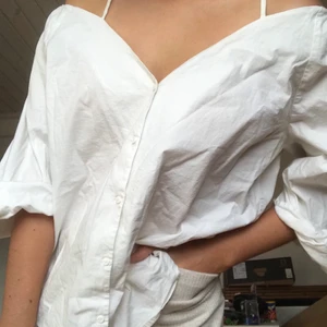 Den perfekta skjortan - En krispigt vit oversized off shoulder skjorta! 🧚 Perfekt passform, passar till allt. Går att klä upp och klä ner. Använd, i bra skick. Pris är disskuterbart. Skriv för frågor! 💜