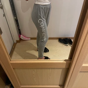 Calvin Klein mjukisbyxor  - Jätte sköna mjukis byxor från Calvin Klein 💕 storlek 176 men passar på mig som vanligt vis har s💕