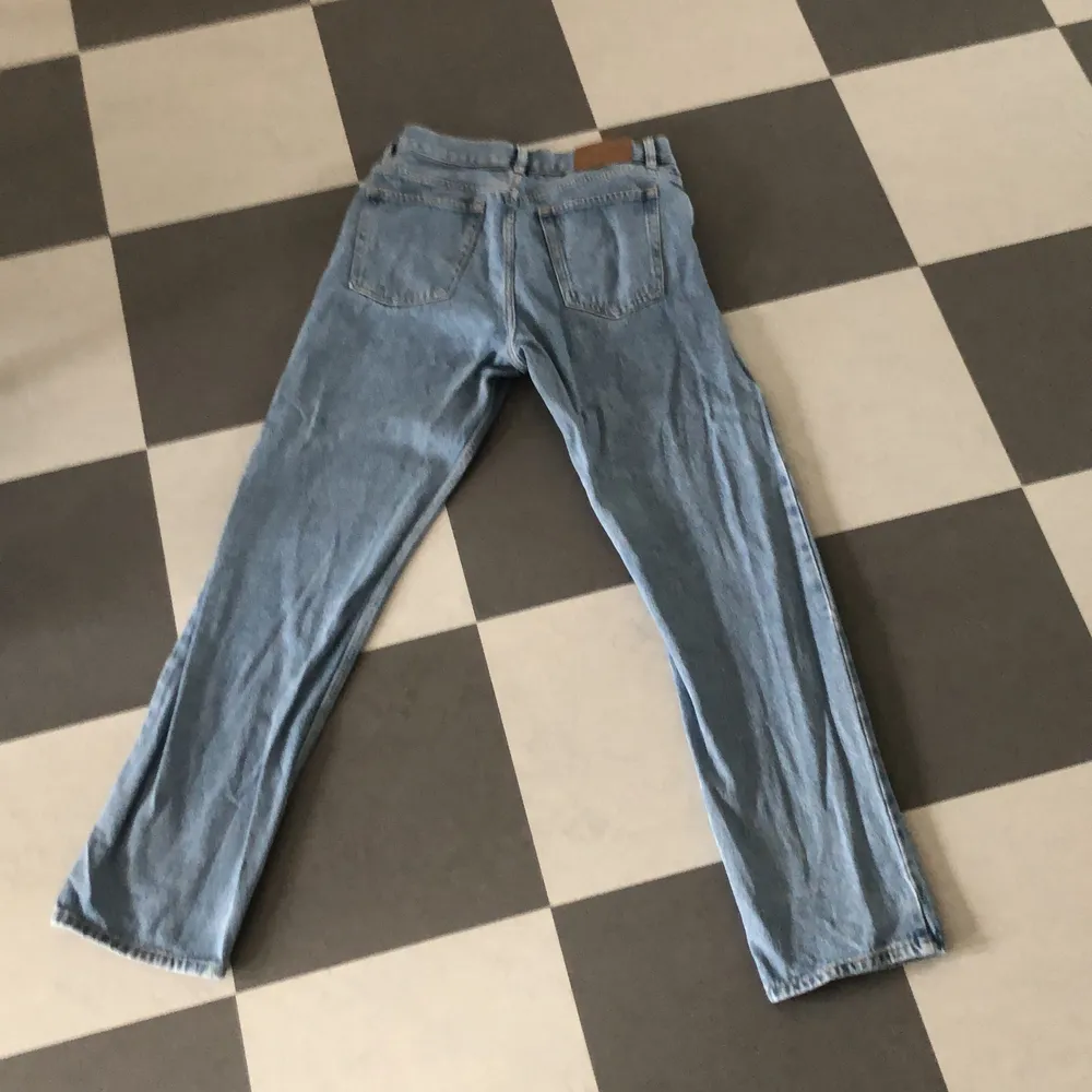 Assnygga baggy/loose fit jeans från Sweet Sktbs! Perfekta inför hösten då de är riktigt bekväma och trendiga. De är använda men i väldigt bra skick, säljer den då jag hellre har lite lösare jeans. Jag är 170 cm och väger 52 kg och de sitter perfekt 😊. Jeans & Byxor.