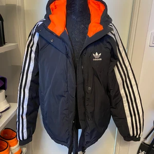 Adidas jacka  - Använd sparsamt! Storl 38! Original pris 1600kr