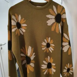 Stickad tröja från asos med blommotiv, tröjan är oanvänd. Jag står för frakten