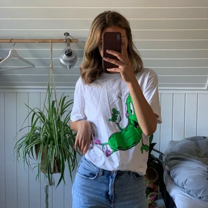 T-shirt med tryck - En snygg oversized T-shirt med roligt tryck i 100% bomull💚 Plagget är i storlek S men då modellen är oversized så skulle den även passa som M💚 (på bilden har jag stoppat in den något i byxorna)  