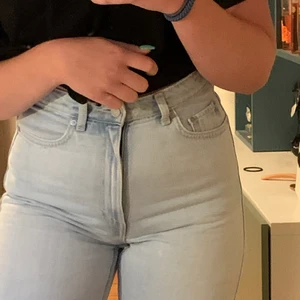 Jeans med slits från weekday - Jättefina straight jeans från weekday i modelen rowe. Har en slits i insidan av benet. Säljer p.g.a. de sällan kommer till användning. Är 165 cm lång och har stl 36-38 i byxor💕💕 Köparen står för frakten