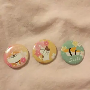 Tre stycken söta små pins 💕🌸 Den första föreställer en shiba omu hund🐕, den andra en katt och den tredje sushi 🍣! De har alla sakura blommor på sig 🌸❤️
