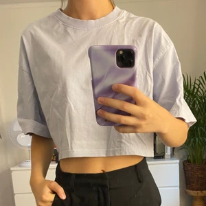 cropped tröja  - En fin ljuslila croppad och oversized tröja i storlek S, beroende på hur du vill att den ska sitta passar den XS-M. Frakten är inräknat i priset. 